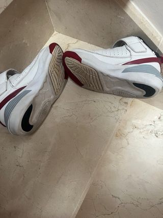 Zapatillas Jordan Blancas y Rojas 29