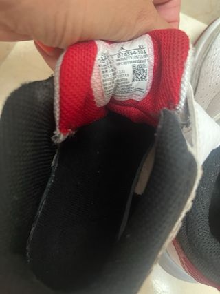 Zapatillas Jordan Blancas y Rojas 29