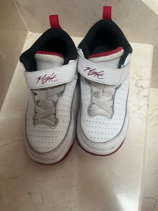 Zapatillas Jordan Blancas y Rojas 29