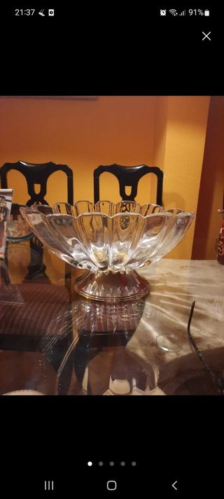 Centro de mesa de cristal con base dorada