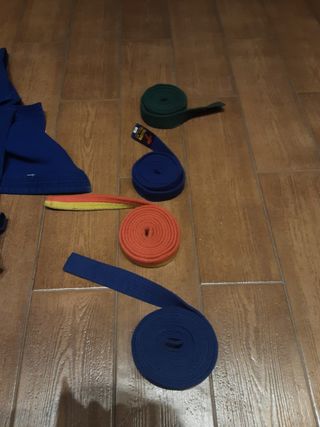 Kimono de judo azul de talla 1 ́30 + cinturones 4