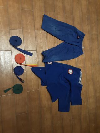 Kimono de judo azul de talla 1 ́30 + cinturones 4