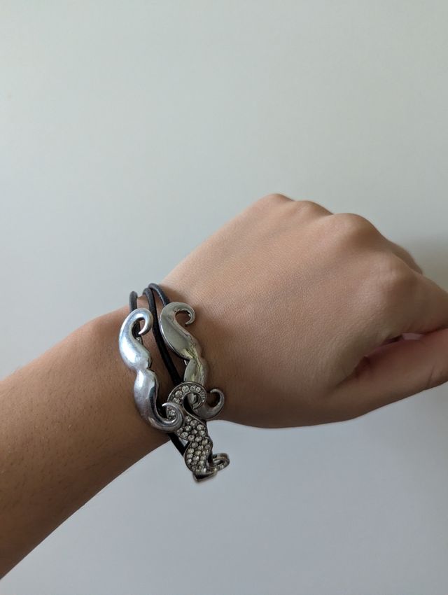 Braccialetto con ciondoli a forma di baffi