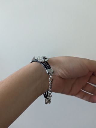 Braccialetto con ciondoli a forma di baffi