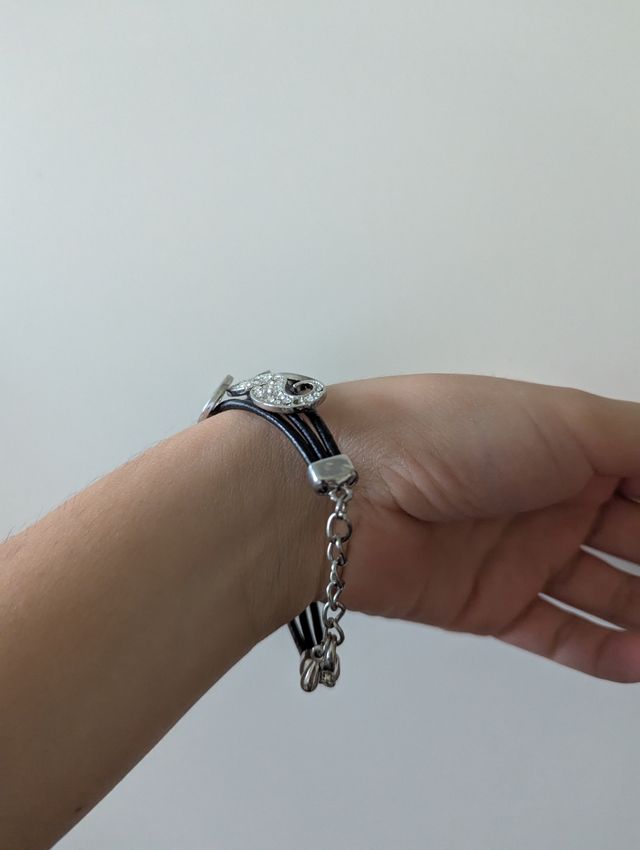 Braccialetto con ciondoli a forma di baffi