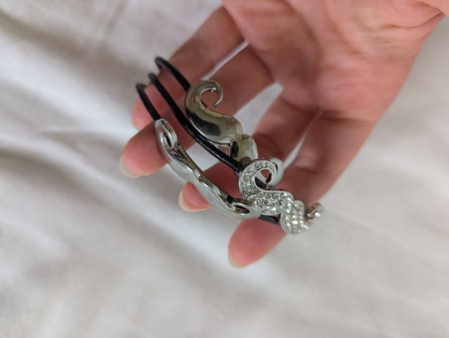 Braccialetto con ciondoli a forma di baffi