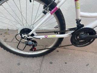 Bicicleta infantil blanca y rosa
