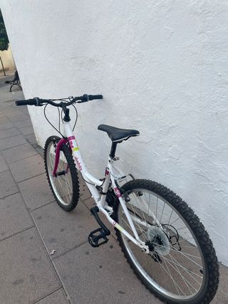 Bicicleta infantil blanca y rosa