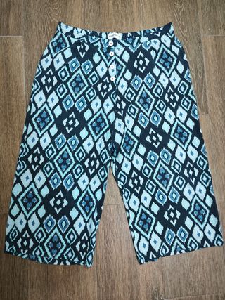 Pantalón pirata ancho estampado azul y blanco