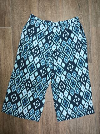 Pantalón pirata ancho estampado azul y blanco
