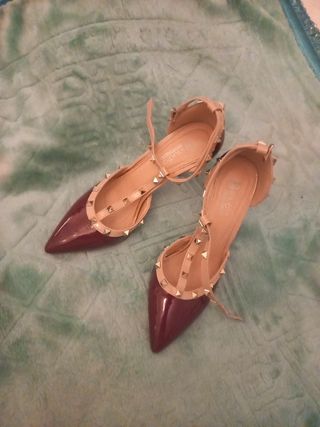Tacones Beige y Morado con Tachuelas