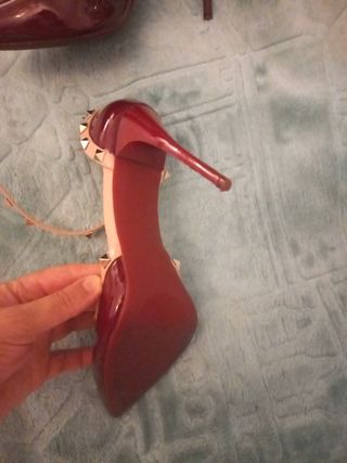 Tacones Beige y Morado con Tachuelas