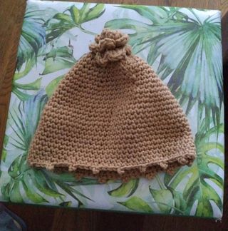 Berretto fatto a mano beige.