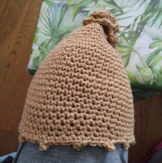 Berretto fatto a mano beige.