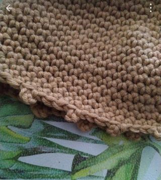 Berretto fatto a mano beige.