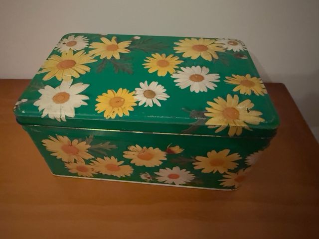 Lata antigua Cola Cao verde flores