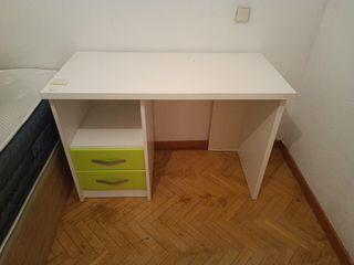 Mesa escritorio blanca con cajones verdes
