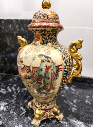 Tibor de porcelana Satsuma con figuras