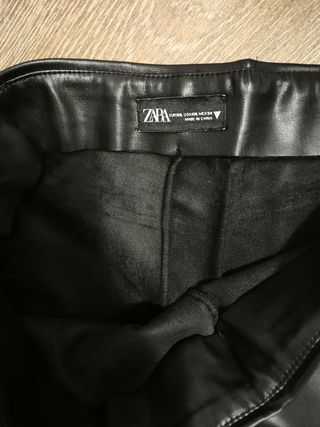 Leggings efecto piel Zara con pelo