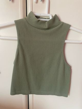 Crop top verde militar cuello alto sin mangas