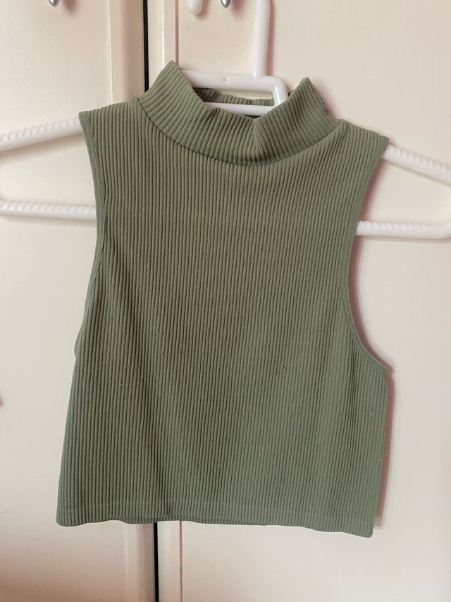 Crop top verde militar cuello alto sin mangas
