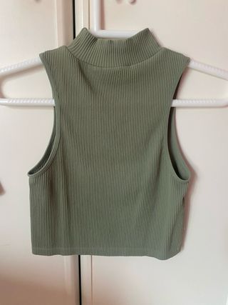 Crop top verde militar cuello alto sin mangas