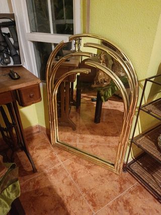 Espejo dorado con marco curvo