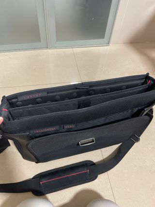 Maletín Roncato Negro con enganche a trolley