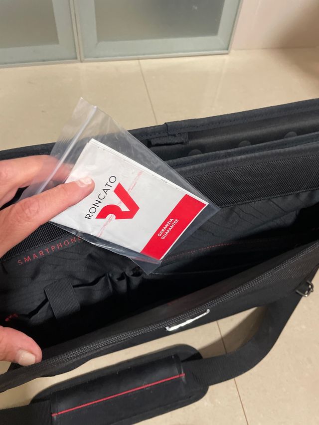 Maletín Roncato Negro con enganche a trolley