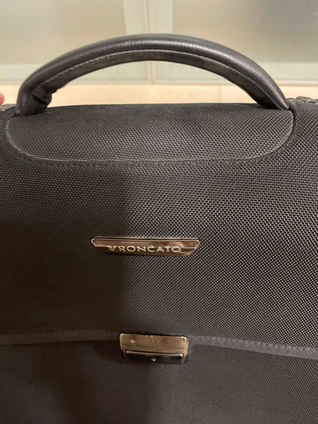 Maletín Roncato Negro con enganche a trolley