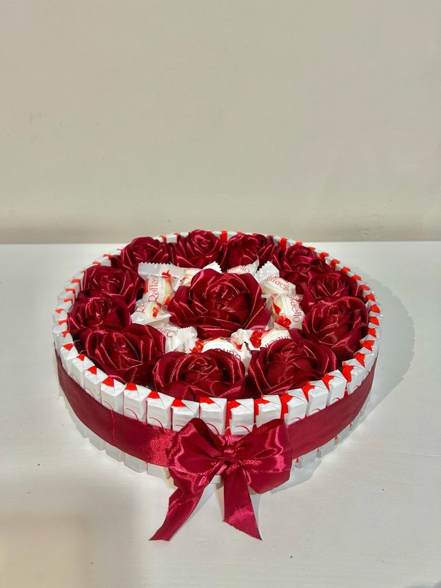 Cesta de chocolates y rosas