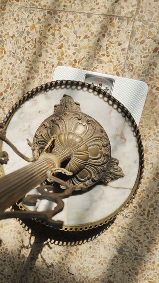 Mesa auxiliar mármol y bronce