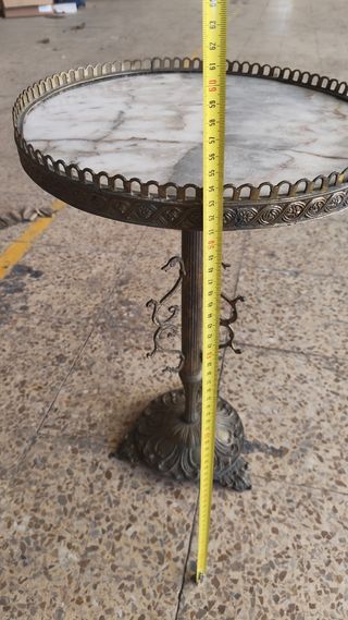 Mesa auxiliar mármol y bronce