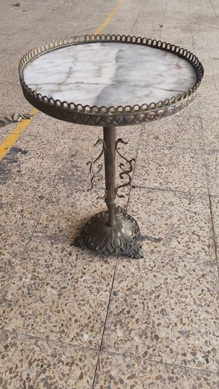 Mesa auxiliar mármol y bronce