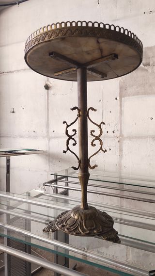Mesa auxiliar mármol y bronce