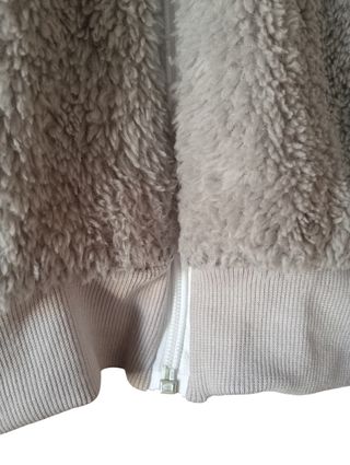 Chaqueta con capucha gris