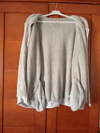 Chaqueta con capucha gris