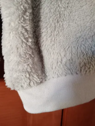 Chaqueta con capucha gris