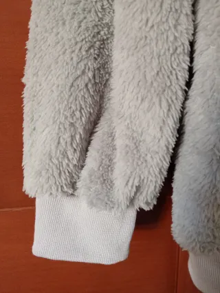 Chaqueta con capucha gris