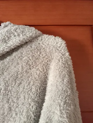 Chaqueta con capucha gris