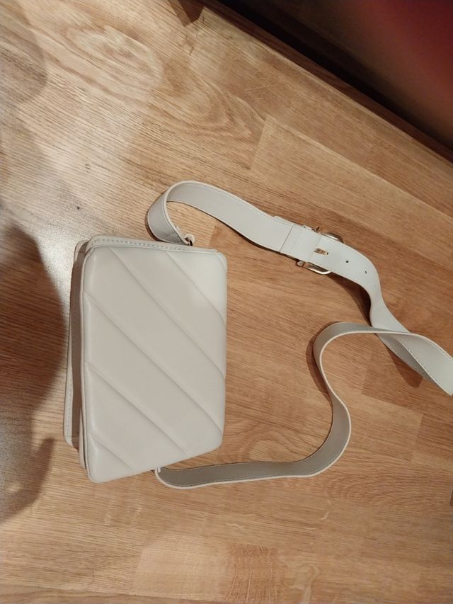Bolso blanco acolchado con cinturón