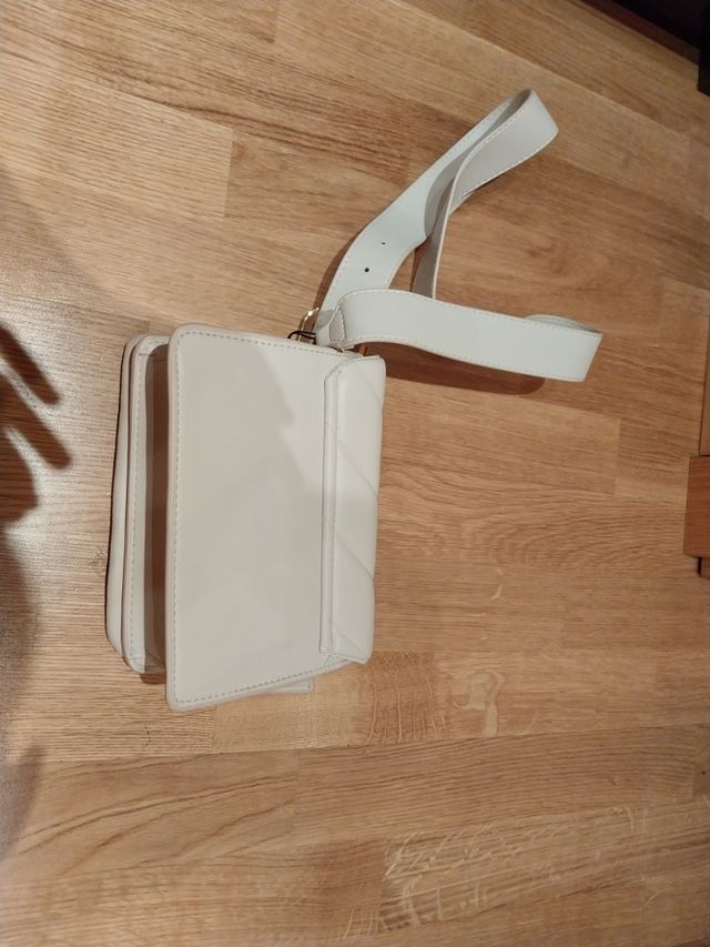 Bolso blanco acolchado con cinturón
