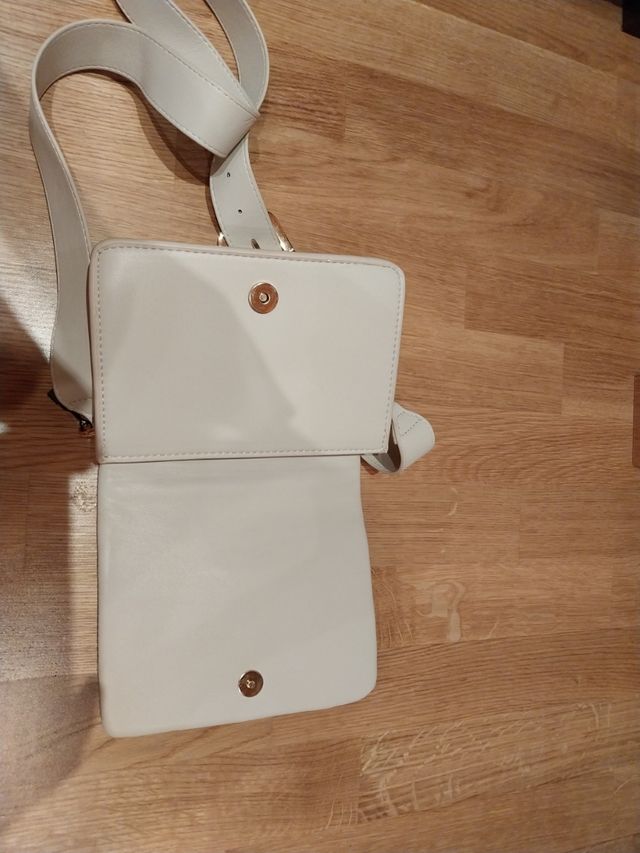 Bolso blanco acolchado con cinturón