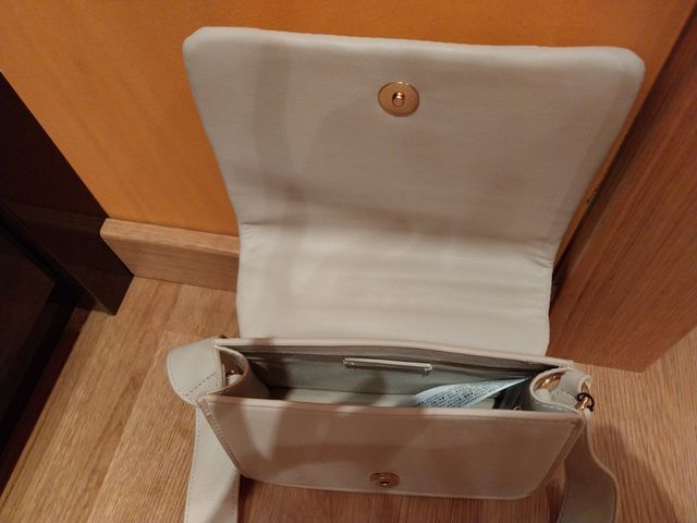 Bolso blanco acolchado con cinturón