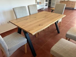Mesa de comedor de madera y metal