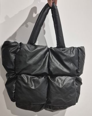 Bolso negro acolchado