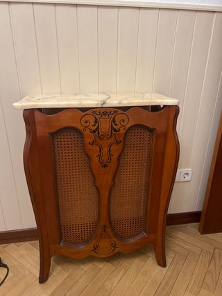 Cubre radiador de madera maciza con mármol