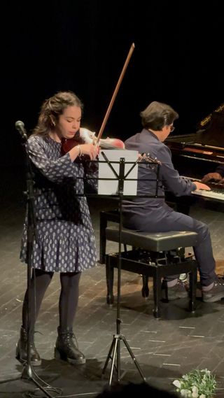 Profesora de violín,especialista en pedagogía .