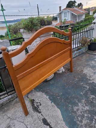 Cabecero de pino.