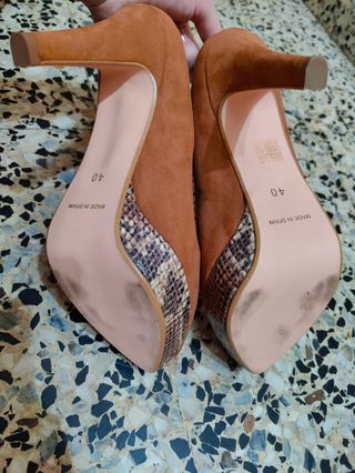 Zapatos de tacón marrones con estampado serpiente